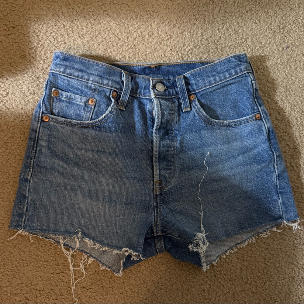 Levi mid waisted denim shorts